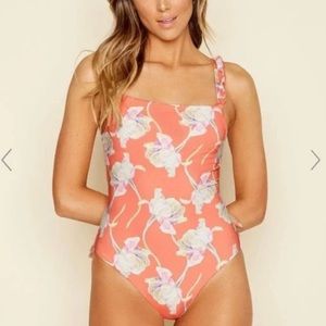 NWT dippin daisys ruffle straps one piece swimsuit size M. Color Peach floral